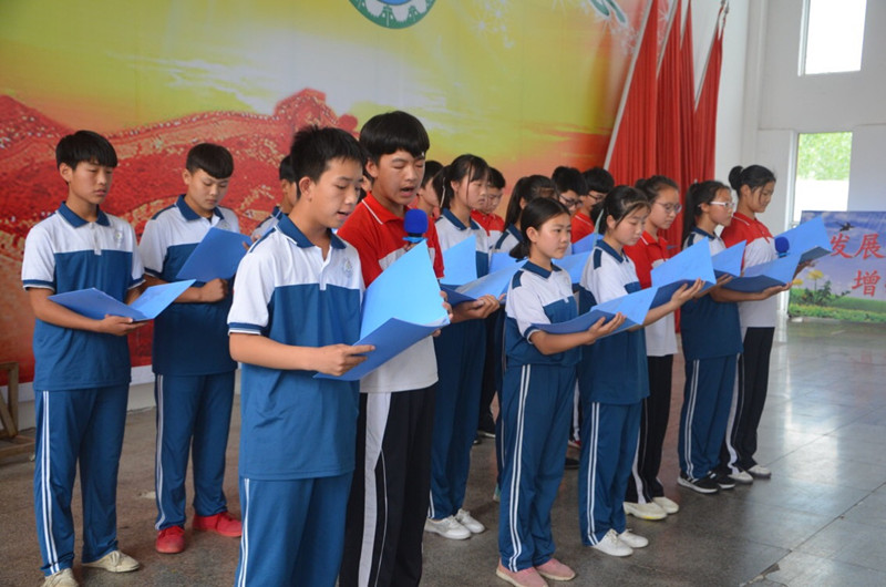 学生自编诗朗诵.jpg